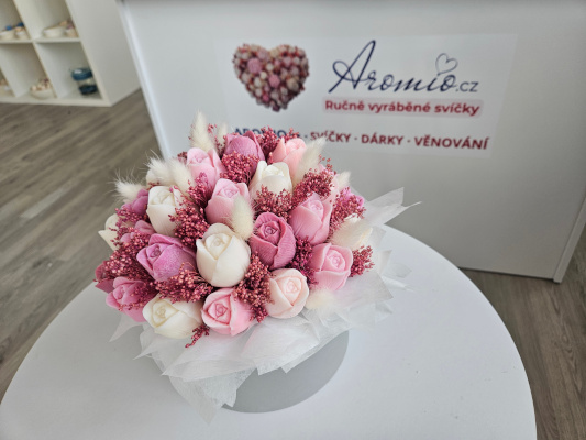 Aneta Pilařová s hotovými svíčkami - prezentace výrobků Aromio
